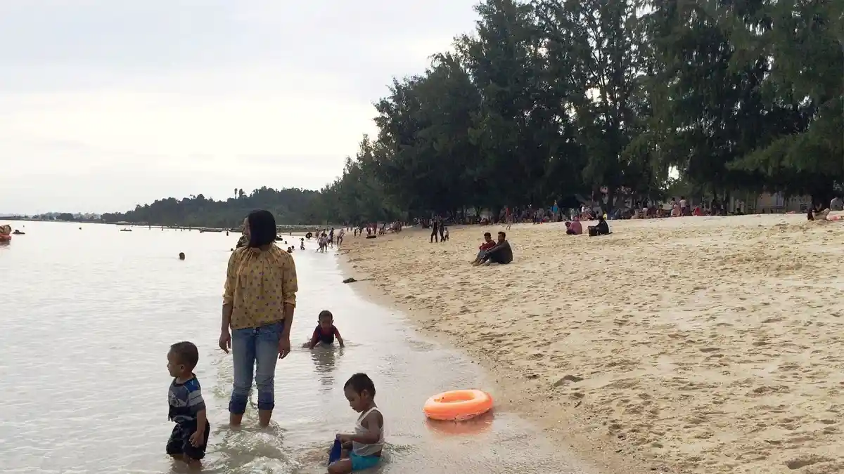 Liburan Natal, Warga Serbu Pantai Pongkar dan Pantai Pelawan. Ini Penampakannya!