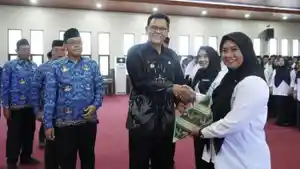 Bupati-Sumbawa-Syarafuddin-Jarot-saat-menyerahkan-SK.jpg