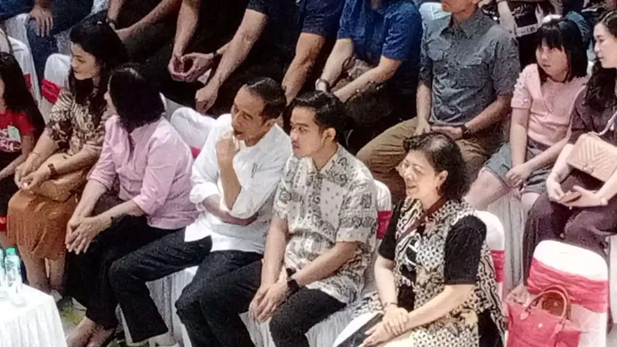 Duduk Berdampingan, Jokowi - Gibran Saksikan Jan Ethes Pentas Electone di Hartono Mall