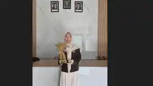 Salwa-Ermina-Siregar-menunjukkan-trofi-juara-2-tingkat-nasional-yang-diraihnya-pada-1.jpg