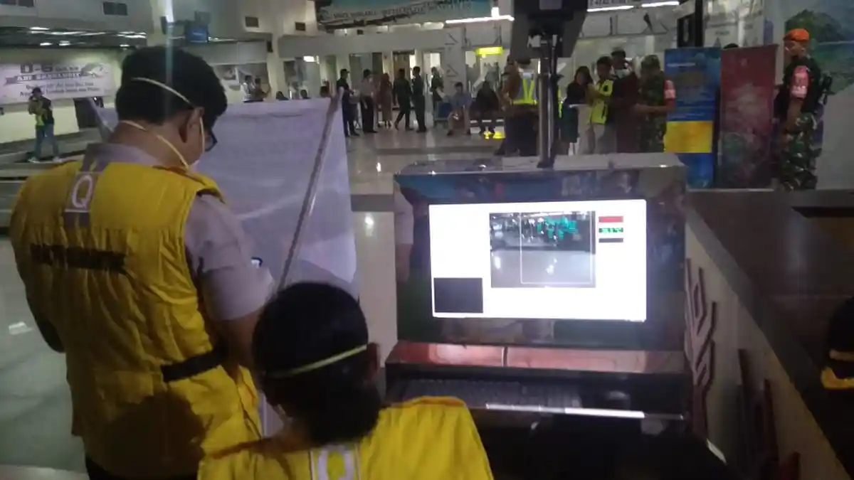 Cegah Virus Corona di Ambon, Petugas Simulasi Penanganan Pasien Covid-19 di Bandara Pattimura