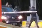 Penangkapan-pelaku-kejahatan-di-Gerbang-Tol-Tanjung-Pura.jpg