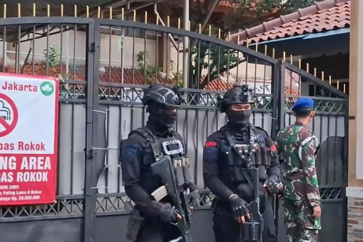Temuan Baru Ditemukan Saat polisi Mendadak Geledah Rumah Terduga Pelaku Ledakan SMAN 72
