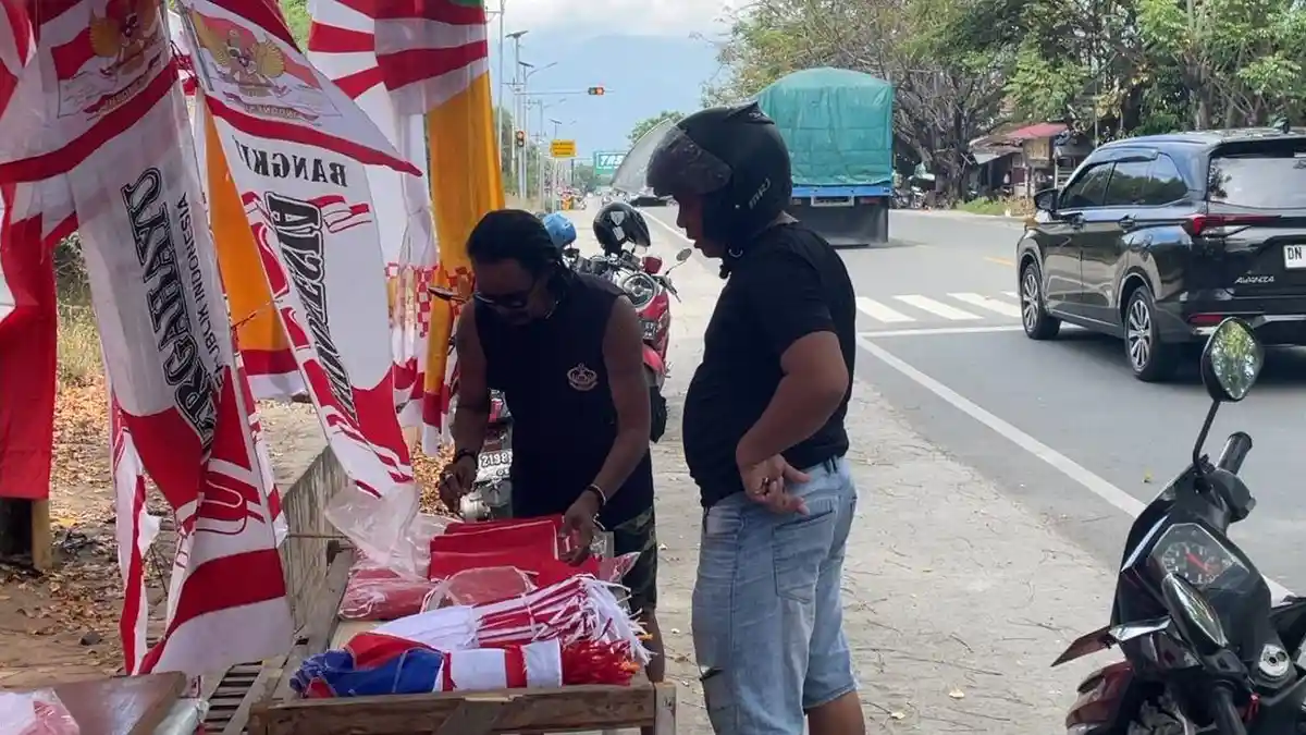 Pedagang Atribut Merah Putih Ramai Jelang HUT ke-80 RI di Kota Palu