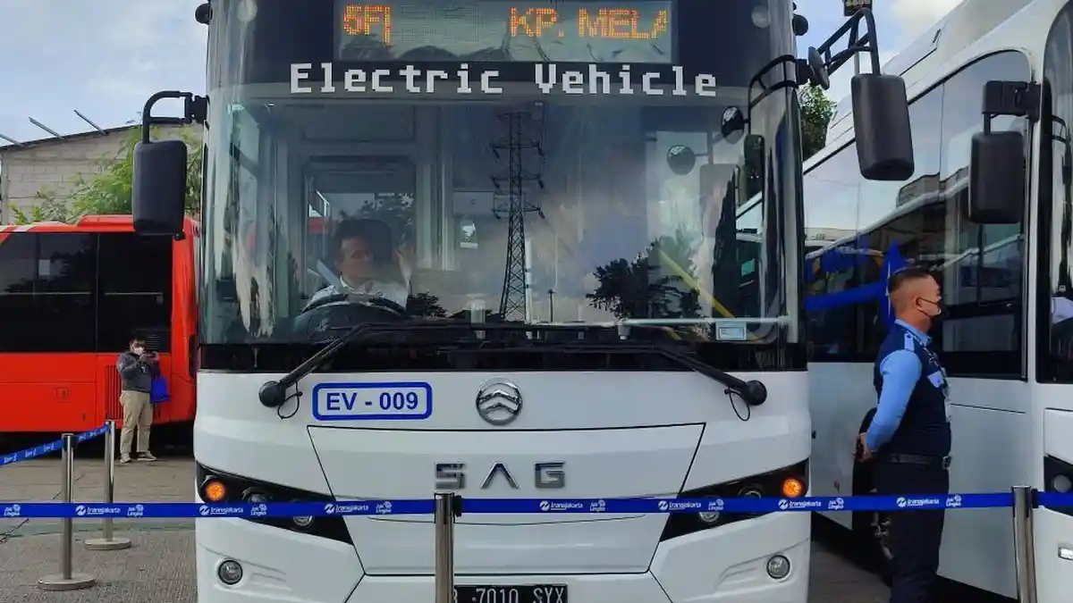 Simak Keunggulan Bus Listrik Rute Kampung Melayu - Tanah Abang