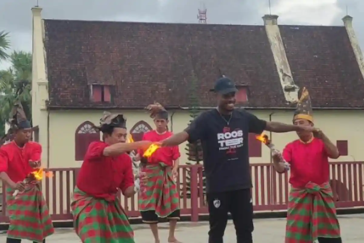 Pelatih dan Pemain PSM Makassar Rasakan Sensasi Tari Pepe Pepeka Ri Makkka di Benteng Fort Rotterdam