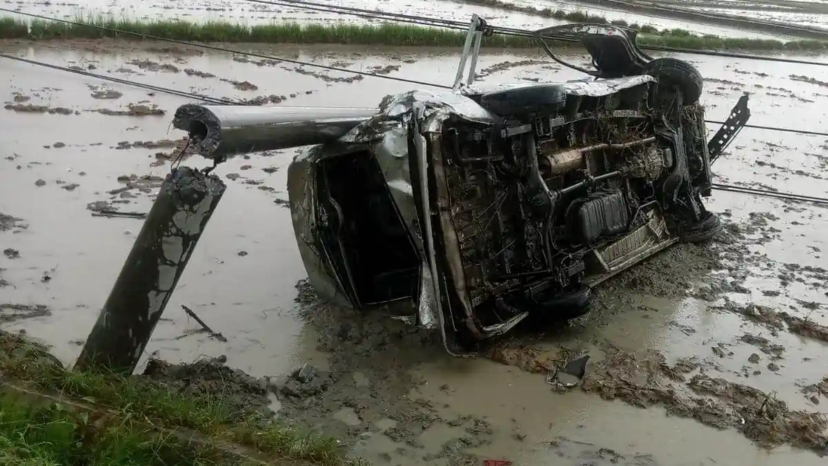 Tabrak Tiang Listrik, Hiace Terjun ke Sawah di Pidie, Seorang Mahasiswi Luka-luka