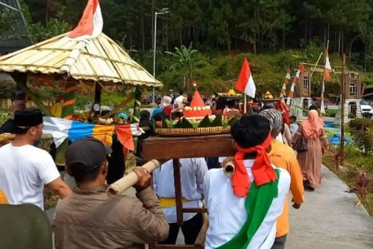 Wujud Rasa Syukur, Warga Rembul Tegal Gelar Ruwat Bumi, Ada Penyembelihan Kerbau Bule 