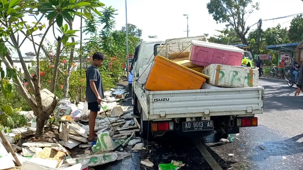 Detik-detik Pick Up Muatan Ikan Terguling di Bojonegoro, Hindari Truk Ngeblong