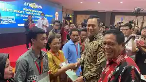 Menteri-AHY-Saat-Bagikan-Sertifikat-Tanah-di-Sulawesi-Tenggara.jpg