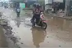 PAKET-ENAM-Pengendara-melintas-di-ruas-Jl-Pamanjengan.jpg