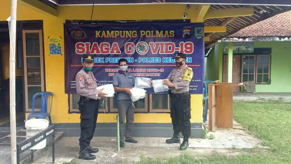Polsek Prembun Kebumen Berikan Bantuan APD di Kampung Polmas Siaga Covid-19