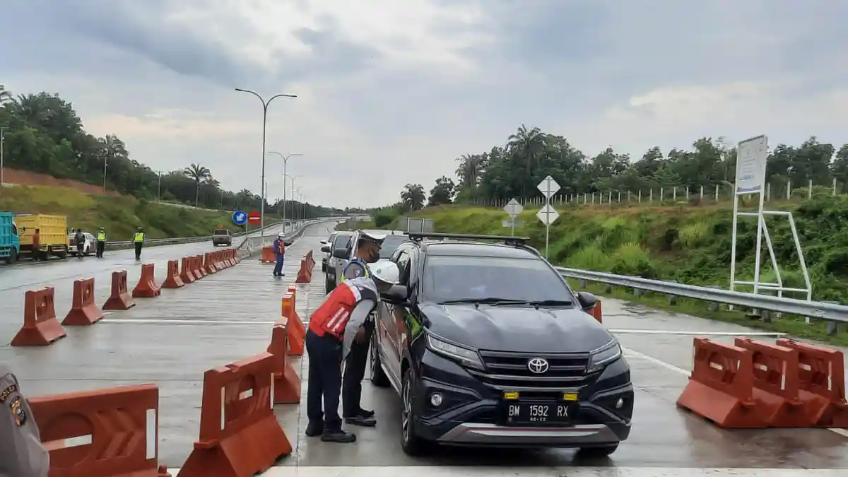 Penyekatan di Pintu Tol Dumai Saat PPKM Level 3, Sejumlah Kendaraan Terpaksa Putar Balik