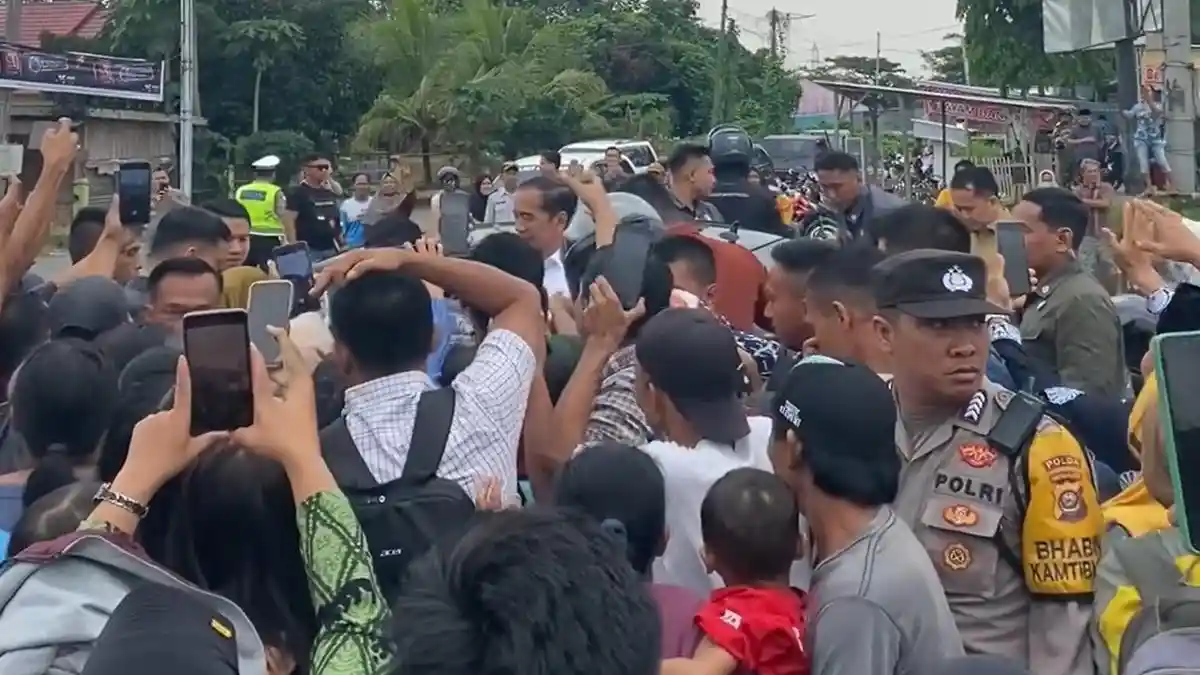 Momen Presiden Jokowi Mendadak Turun ke Jalan Saat Kunjungan di Musi Rawas, Warga : Sampe Deg-Degan