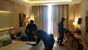 Tim-Jibom-Detasemen-Gegana-Polda-NTT-sedang-mensterilisasi-salah-satu-hotel-di-Kota-Kupang.jpg