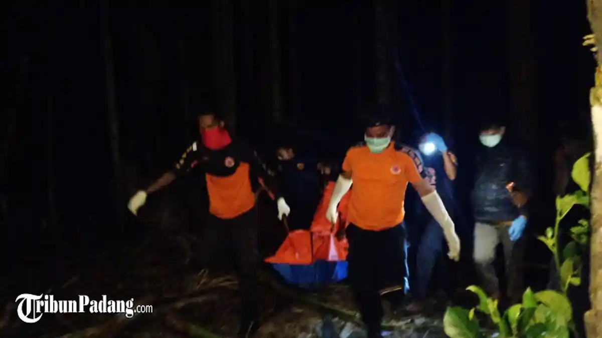 BPBD Kabupaten Padang Pariaman dan Polisi Evakuasi Mayat di Kasang Batang Anai