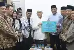 Bupati-Sidoarjo-Subandi-saat-menyerahkan-bantuan-untuk-Pondok-Pesantren-Al-Khoziny-Sidoarjo.jpg