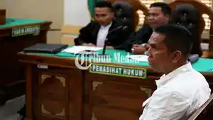 terdakwa-akbp-achiruddin-hasibuan-kanan-menjawab-pertanyaan-jaksa-penuntut-umum.jpg