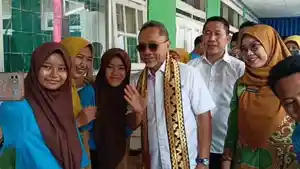 Menteri-Perdagangan-Zulkifli-Hasan-berfoto-bersama-siswa-di-Lampung-Selatan.jpg