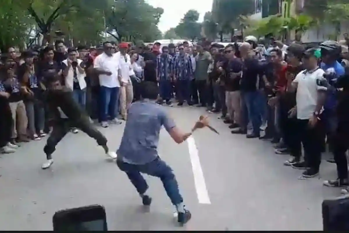 Rasak-Afdhal Disambut Silat Muna Saat Masuki Posko Pemenangan Jelang Daftar Pilwali Kendari di KPU