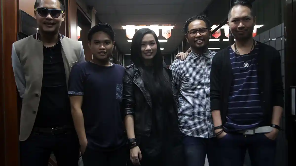 Chord Gitar dan Lirik Lagu Bendera - Cokelat, Kunci Mudah: Biar Saja Ku Tak Seindah Matahari