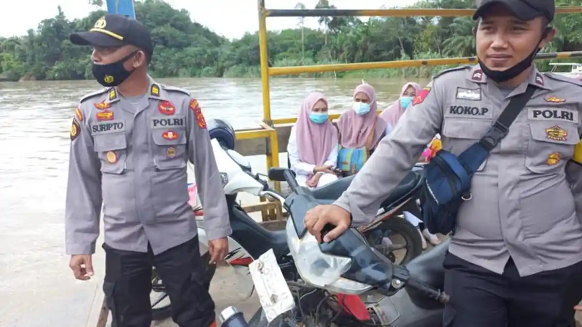 Kapolsek Karangbaru Naik Getek Pimpin Vaksinasi di Kampung Sekumur