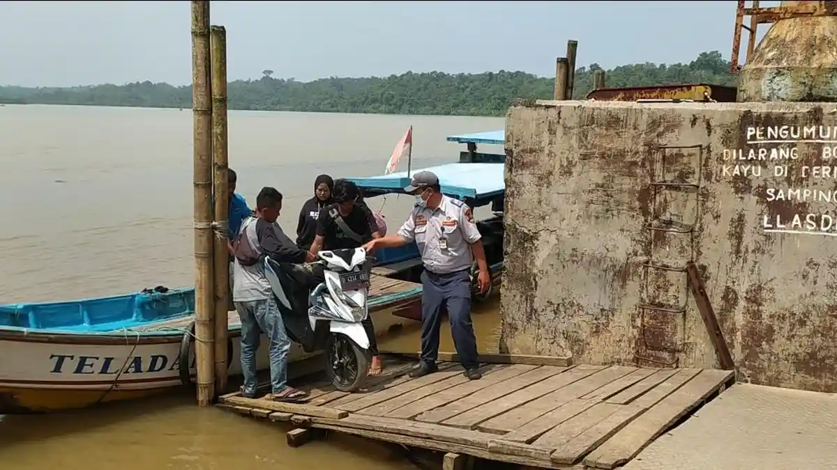 H-1 Lebaran, Pelabuhan Majingklak Pangandaran Ramai oleh Warga Cilacap, Ada yang Mudik dan ke Pasar