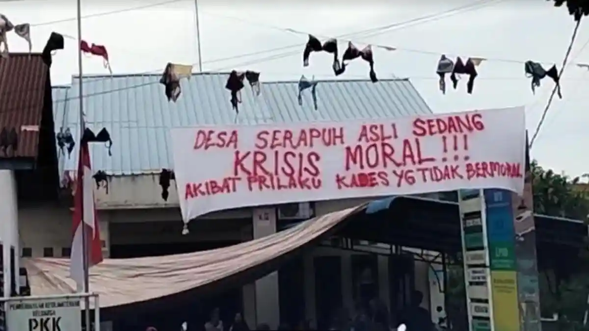 Kades yang Diduga Selingkuh Tak Dicopot, Warga Gantungi Bra di Kantor Desa Serapuh Asli