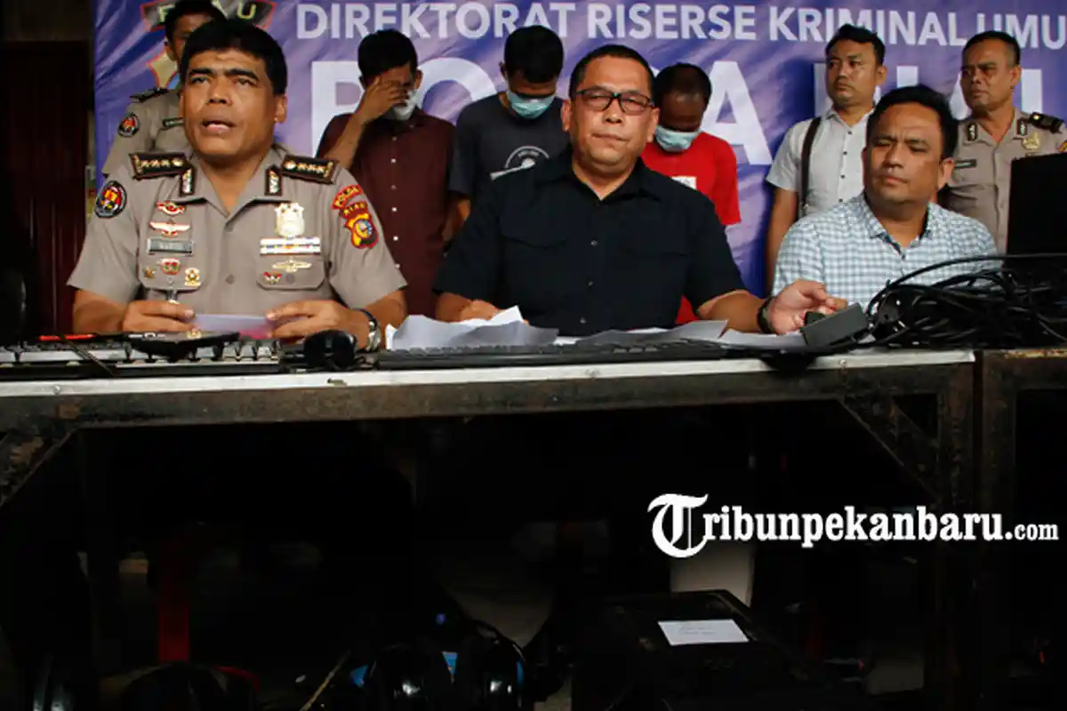 FOTO: Amankan Tiga Pelaku Judi Online, Tim Reskrimum Polda Riau Berikan Keterangan - foto_amankan_tiga_pelaku_judi_online_tim_reskrimum_polda_riau_berikan_keterangan_2.jpg