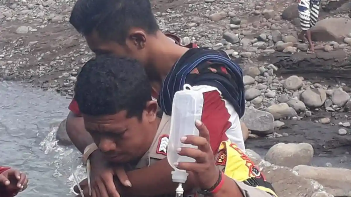 Kisah Bripka Syafrul Gendong Pasien DBD Lewati Sungai yang Banjir di Maumere