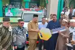 Hidayat Arsani Menyerahkan Bantuan Mobil Ambulance ke Masjid Assalam Desa Kace