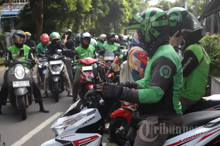 Pemerintah-Turunkan-Komisi-Tarif-Ojek-Daring_20260508_194513.jpg