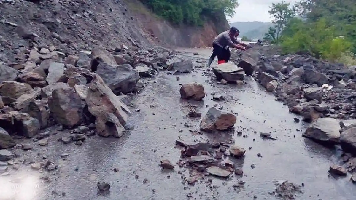 Hujan Sebabkan Longsor di Bener Meriah, Sebagian Jalan Ditutupi Batu Gunung