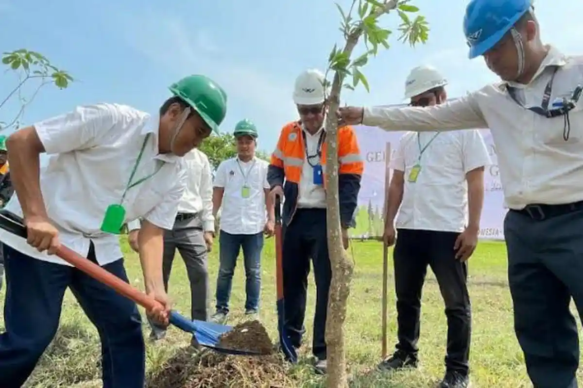 PWI Gresik Terlibat Aktif Kampanye Hijau, Tanami Tabebuya di Area Green Zone PT Wilmar Nabati
