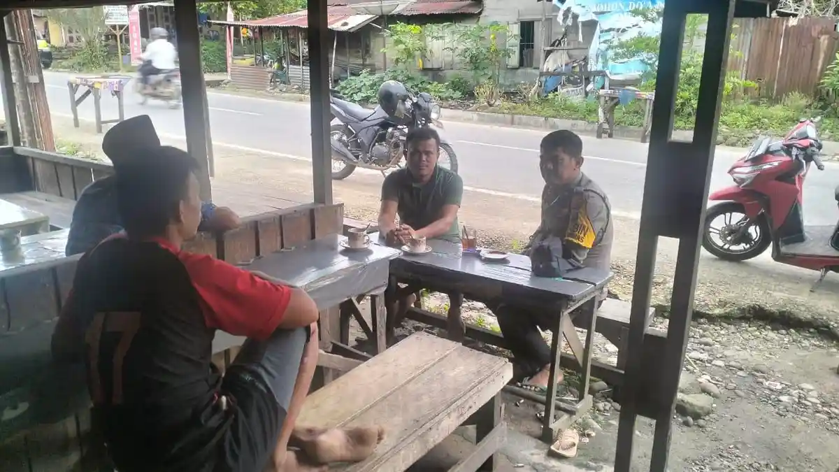 Wujudkan Kedekatan kepada Warga, Bhabinkamtibmas Polres Palas Sambangi Desa Binaannya