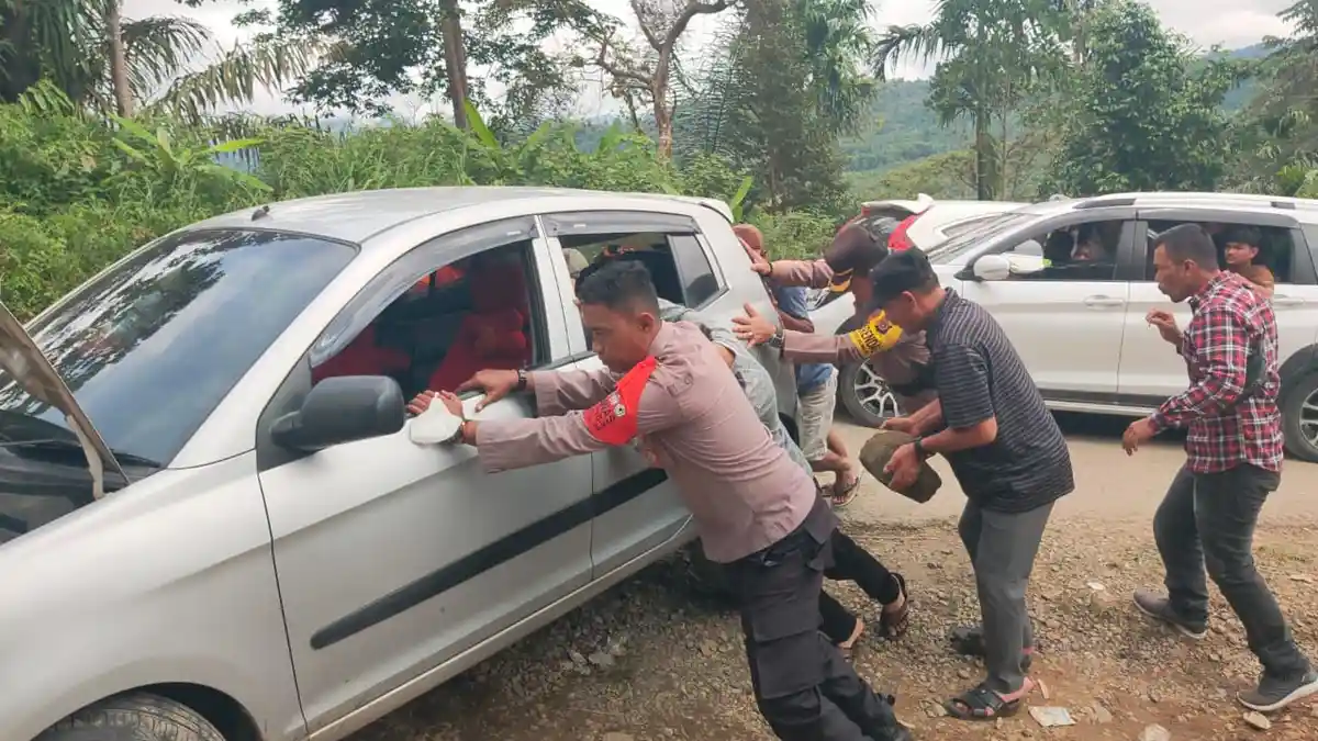 Hindari Kemacetan, Polisi Dorong Mobil Warga yang Mogok di Jalan Lintas KKA-Bener Meriah