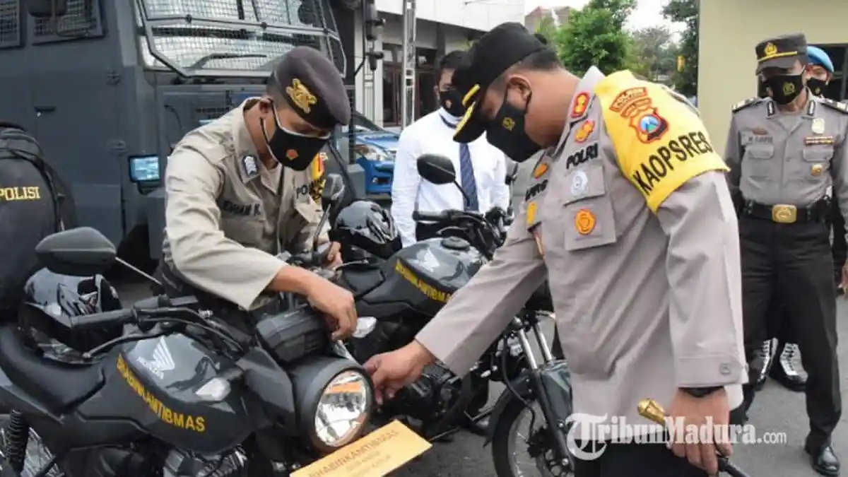Kapolres Pamekasan Serahkan Motor Dinas ke Bhabinkamtibmas, Tekankan Kerja Lebih Optimal Lagi