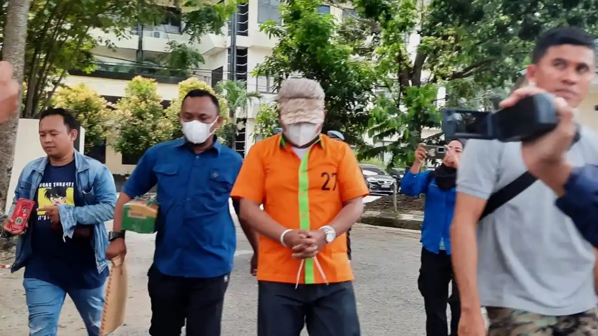 Risman Taha Menangis di Polda Gorontalo, Mengaku Hanya Korban dalam Kasus Narkoba