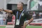 Uston-Nawawi-saat-memimpin-Persebaya-Surabaya-pada-laga-melawan-PSM-Makassar.jpg