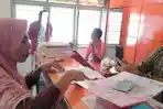 Potret-warga-menerima-Program-PKH-uang-tunai-di-Kantor-Pos-Marisa.jpg
