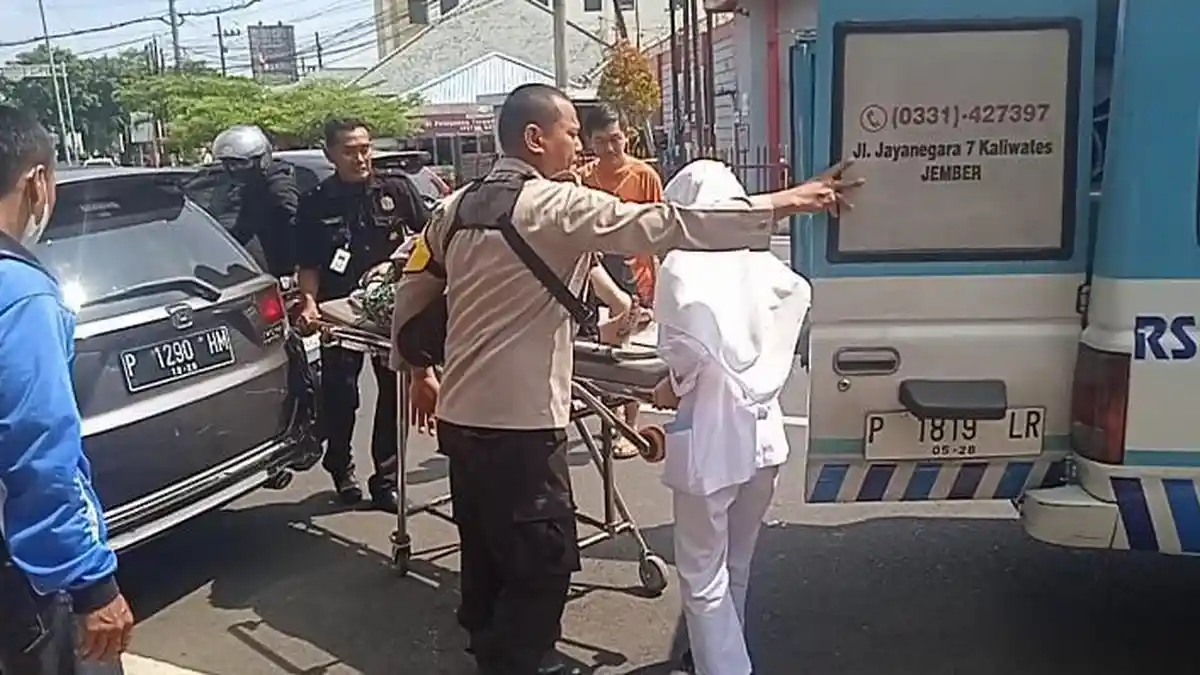 Kecelakaan Beruntun di Jalan PB Sudirman Jember, Dua Pengendara Luka Serius Dilarikan ke Rumah Sakit