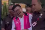 Ketua-DPRD-Magetan-Suratno-menangis-saat-hendak-dijebloskan-ke-Rutan-Kelas-II-B-Magetan.jpg