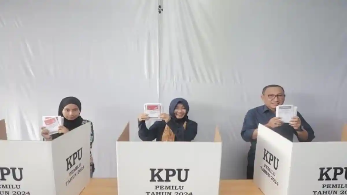 Wali Kota Ternate Bersama Anak Istri Jalan Kaki 100 Meter ke TPS 9 Kelurahan Tabona