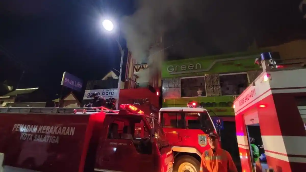 Toko Sepatu Stars di Salatiga Terbakar, Petugas Kesulitan Jangkau Titik Api di Dalam Gudang