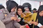 Berdesakan dan Lawan Panas-Haus, Ribuan Warga Berburu Pangan Murah di Sukabumi