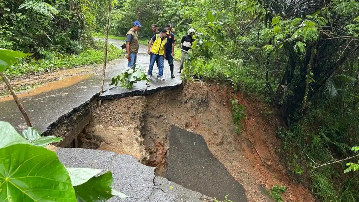 Jalur Labuan Bajo-Terang di Manggarai Barat Longsor
