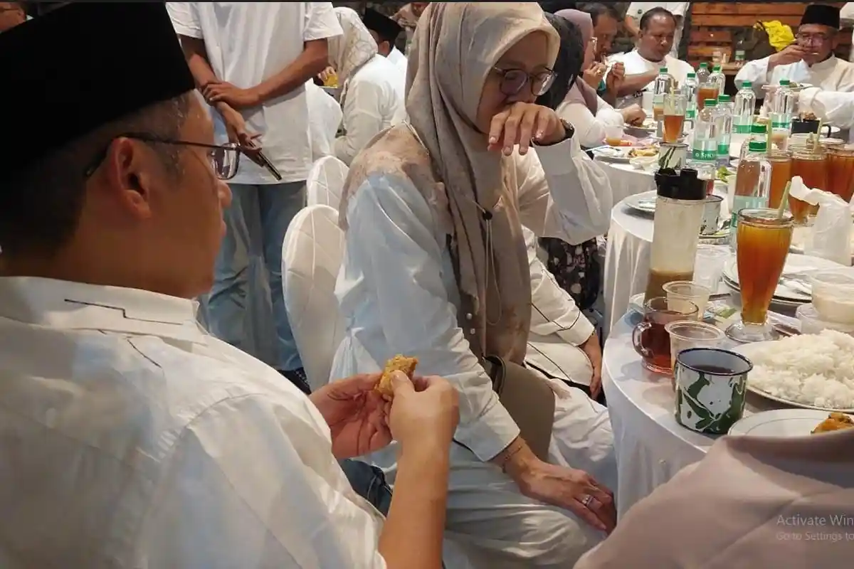 Athiyyah Laila Gandeng Mesra Tangan Anas Urbaningrum, Nazaruddin Minta Maaf