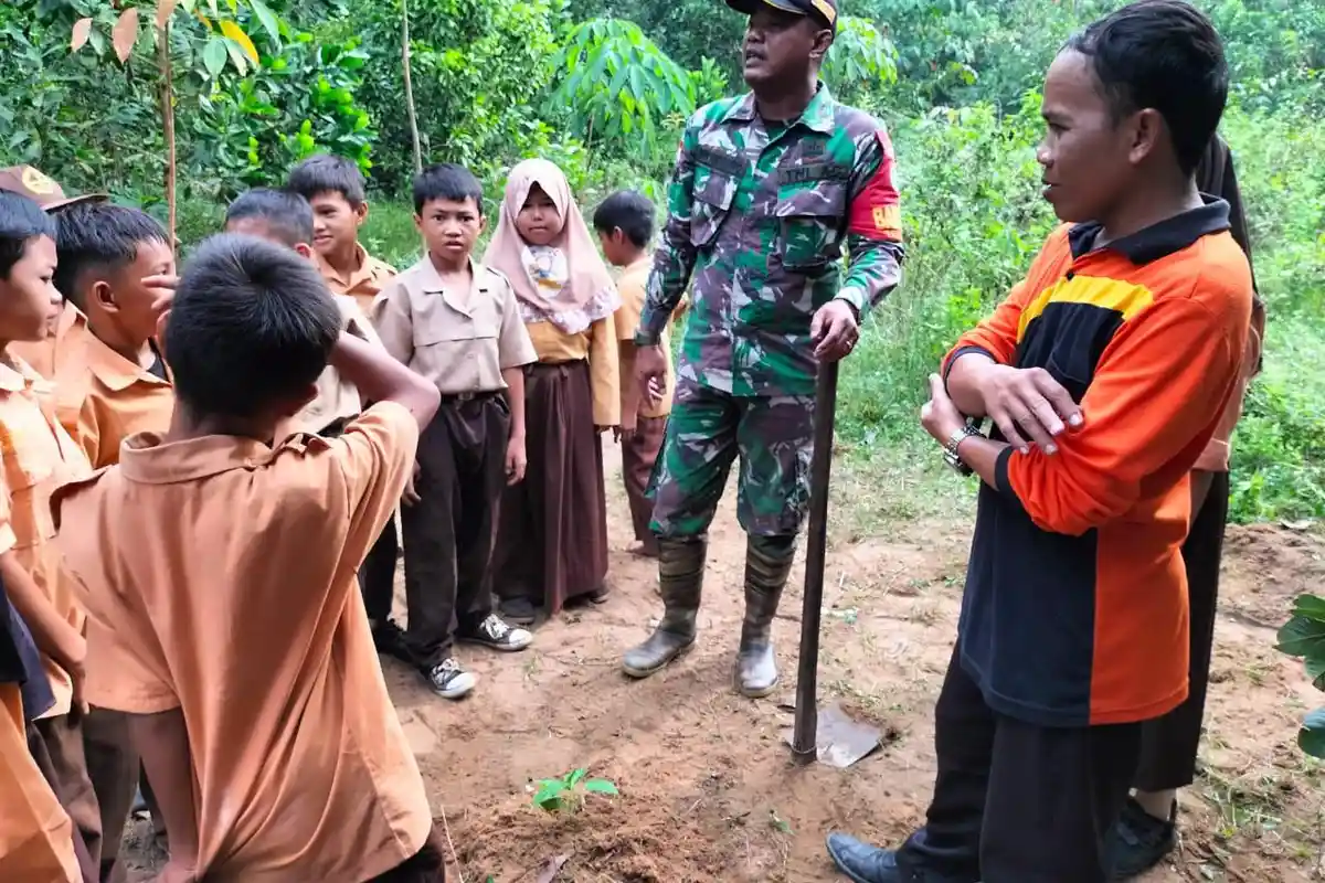 Babinsa Temajuk Ajak Pelajar SD di Sambas Bersihkan Lingkungan Sekolah Pagi Ini