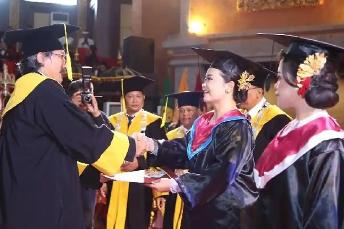 STAHN Mpu Kuturan Gelar Wisuda ke IX, Prof. Suwindia Wanti-wanti Wisudawan Jangan Terpaku Jadi ASN