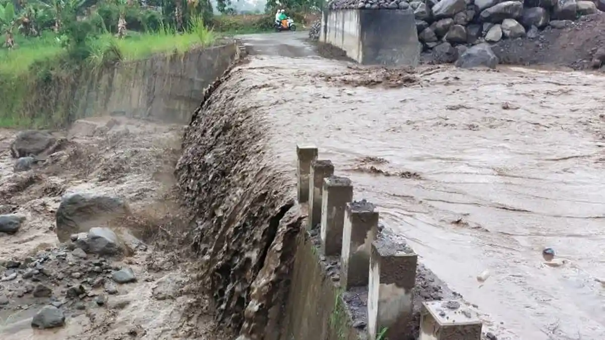 Hujan Deras, Lahar Dingin Gunung Sinabung Terbawa Hingga ke Sungai Lau Borus